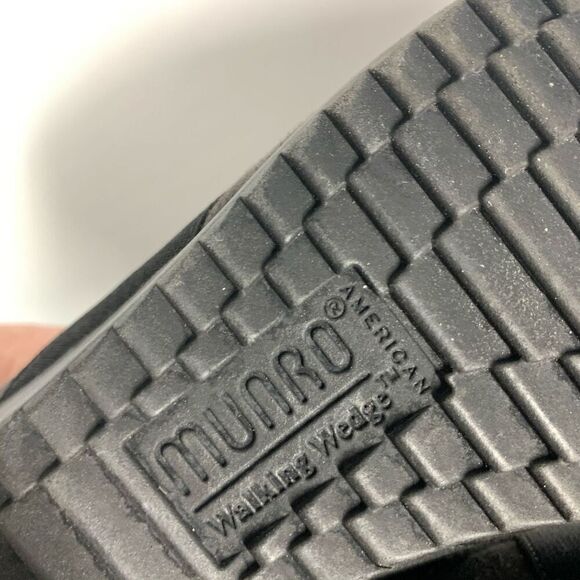 Munro American Suede Low Wedge Shoe Size 8 Narrow - Picture 9 of 11